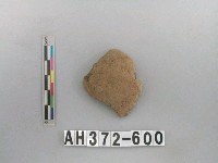 藏品(灰褐色夾砂陶片)的圖片